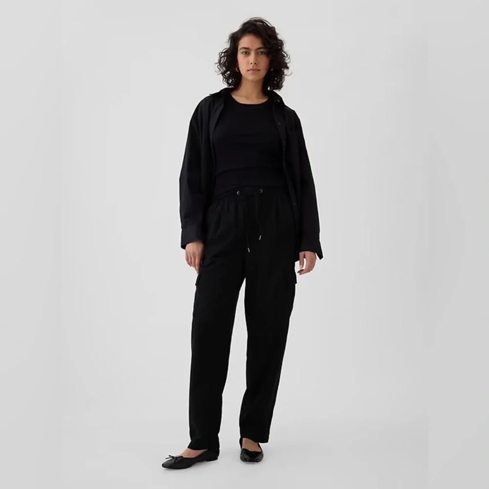 NWT! GAP Black Easy Cargo Pants - Size Medium Petite 🩷 #522920 - Picture 1 of 11
